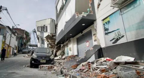 Denuncian que funeraria se habría quedado con millonaria suma de la indemnización de un hombre que perdió a su familia en el terremoto: 'Una trampa'