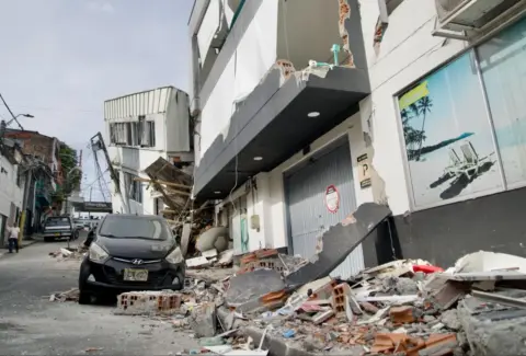 Denuncian que funeraria se habría quedado con millonaria suma de la indemnización de un hombre que perdió a su familia en el terremoto: 'Una trampa'