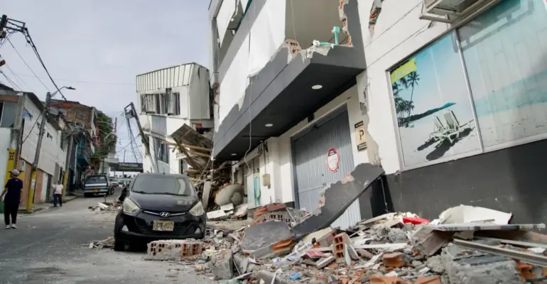 Denuncian que funeraria se habría quedado con millonaria suma de la indemnización de un hombre que perdió a su familia en el terremoto: 'Una trampa'