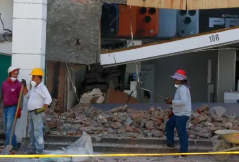 En Cali trabajan por salvar vidas y estructuras: así son las labores contrarreloj para preservar los edificios que resistieron al terremoto