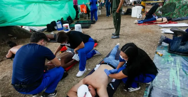 Manos que alivian tras el terremoto: la historia de la brigada de salud que asiste a los rescatistas y voluntarios exhaustos en Cali