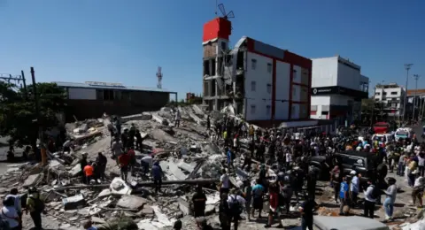 La otra tragedia: tratar de proteger lo que les quedó del azote de saqueadores en Cali, luego del terremoto más aterrador en una década
