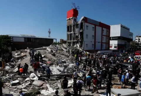 La otra tragedia: tratar de proteger lo que les quedó del azote de saqueadores en Cali, luego del terremoto más aterrador en una década