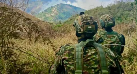 Fuertes enfrentamientos entre grupos armados ilegales atemorizan a los habitantes de Linares, Nariño, quienes permanecen confinados en sus viviendas