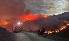 Grave incendio forestal afecta zona montañosa de Guabinas y mantiene operativo de emergencia en Yumbo, Valle del Cauca