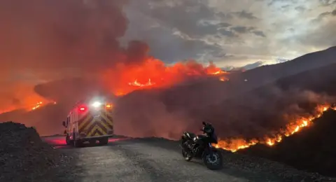 Grave incendio forestal afecta zona montañosa de Guabinas y mantiene operativo de emergencia en Yumbo, Valle del Cauca
