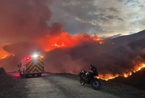 Grave incendio forestal afecta zona montañosa de Guabinas y mantiene operativo de emergencia en Yumbo, Valle del Cauca