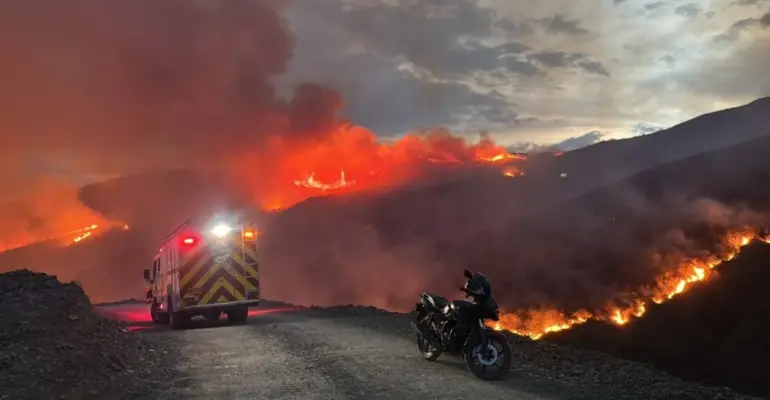 Grave incendio forestal afecta zona montañosa de Guabinas y mantiene operativo de emergencia en Yumbo, Valle del Cauca