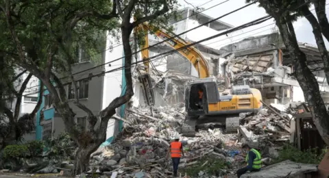 En imágenes | A doble turno y con maquinaria de 20 toneladas: el edificio María Mercedes abrió el plan de demolición de 11 inmuebles críticos en Cali