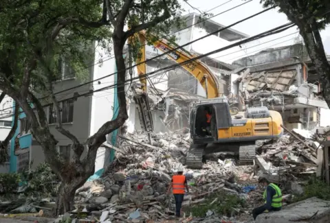 En imágenes | A doble turno y con maquinaria de 20 toneladas: el edificio María Mercedes abrió el plan de demolición de 11 inmuebles críticos en Cali