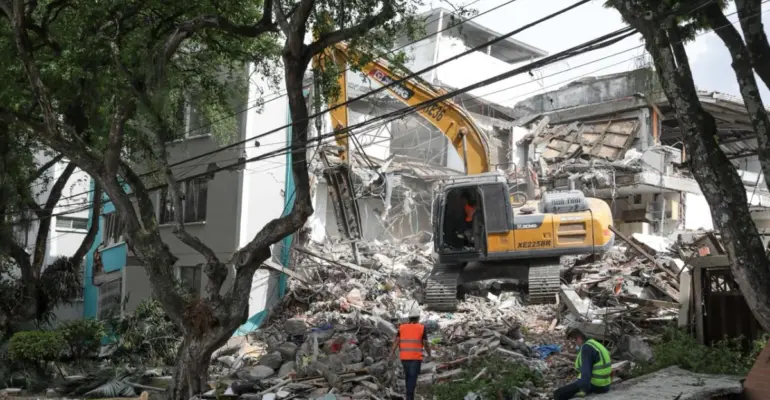 En imágenes | A doble turno y con maquinaria de 20 toneladas: el edificio María Mercedes abrió el plan de demolición de 11 inmuebles críticos en Cali
