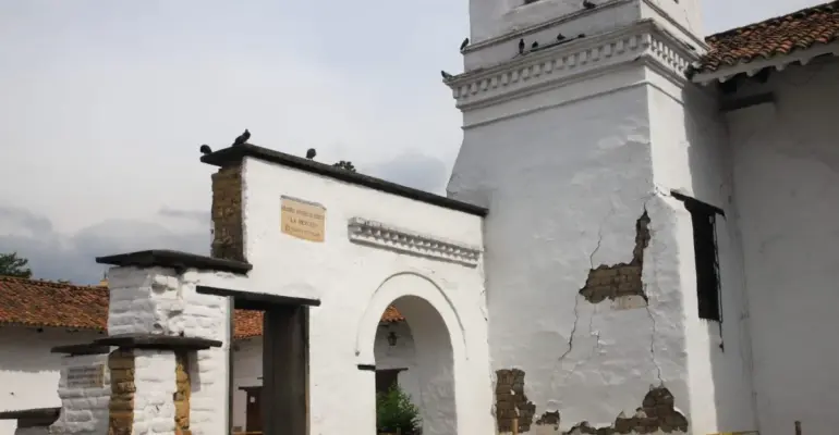 Templos averiados y la fe al aire libre: el drama de las iglesias afectadas por el terremoto en el Valle del Cauca