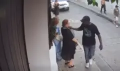 Video | Turista extranjera es víctima de raponazo en el Centro Histórico de Cartagena: el ladrón le arrancó la cadena del cuello y huyó a pie