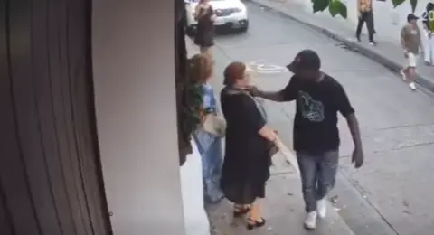 Video | Turista extranjera es víctima de raponazo en el Centro Histórico de Cartagena: el ladrón le arrancó la cadena del cuello y huyó a pie
