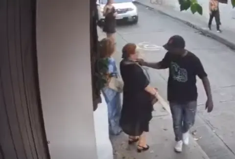 Video | Turista extranjera es víctima de raponazo en el Centro Histórico de Cartagena: el ladrón le arrancó la cadena del cuello y huyó a pie