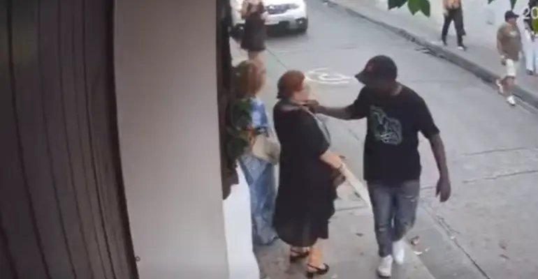 Video | Turista extranjera es víctima de raponazo en el Centro Histórico de Cartagena: el ladrón le arrancó la cadena del cuello y huyó a pie