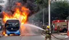 Susto en el centro de Cali: evacúan a tiempo a pasajeros de un bus articulado del sistema MIO por incendio