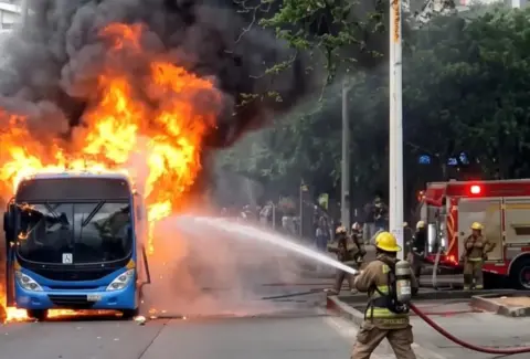 Susto en el centro de Cali: evacúan a tiempo a pasajeros de un bus articulado del sistema MIO por incendio