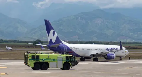 Susto en el aeropuerto Alfonso Bonilla Aragón por humo en la parte delantera de un avión de Wingo