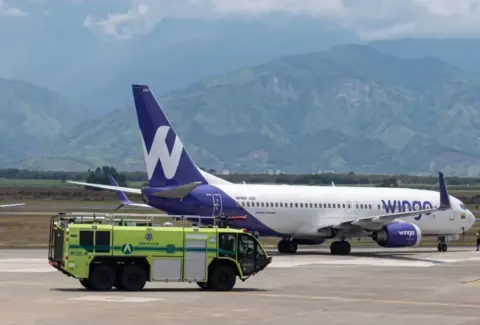 Susto en el aeropuerto Alfonso Bonilla Aragón por humo en la parte delantera de un avión de Wingo