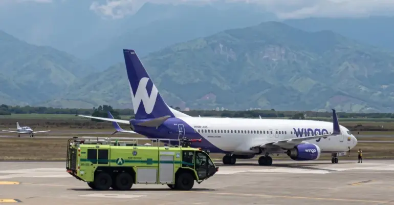Susto en el aeropuerto Alfonso Bonilla Aragón por humo en la parte delantera de un avión de Wingo