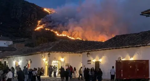 Voraz incendio ha consumido ya cerca de 180 hectáreas de vegetación en Villa de Leyva y tiene en alerta a todo el municipio