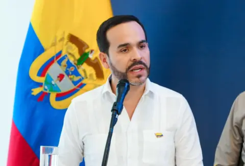 Presidente De La Espriella viajó a Santa Marta tras ataques de las Acsn y dijo que la Fuerza Pública patrulla barrios: 'No van a arrodillar al pueblo'