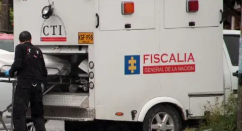 Tres policías quedaron heridos y un presunto delincuente murió tras una balacera en el centro de Cali: los uniformados acudieron por un robo