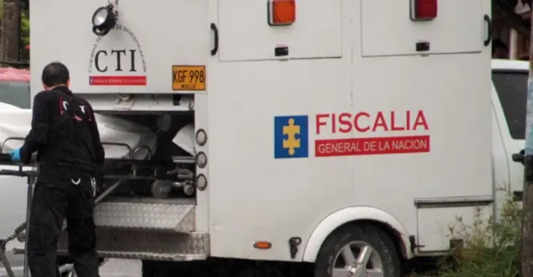 Tres policías quedaron heridos y un presunto delincuente murió tras una balacera en el centro de Cali: los uniformados acudieron por un robo