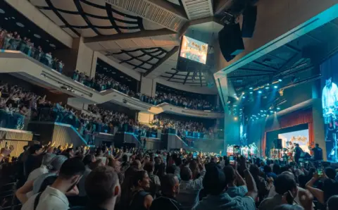 Más que un concierto: la Arena USC se transforma en una 'máquina del tiempo' para revivir el alma pop de los 90 en Cali