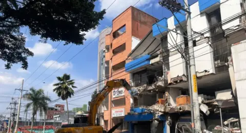 Duro golpe visual en Los Cámbulos: empieza la demolición de emblemáticas edificaciones afectadas por el terremoto en Cali