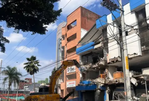 Duro golpe visual en Los Cámbulos: empieza la demolición de emblemáticas edificaciones afectadas por el terremoto en Cali