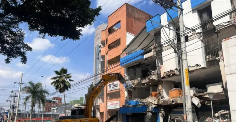 Duro golpe visual en Los Cámbulos: empieza la demolición de emblemáticas edificaciones afectadas por el terremoto en Cali
