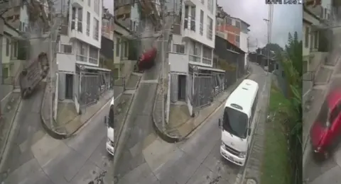 Impactante video captó a un conductor que perdió el control de su vehículo y cayó por una pendiente en Manizales: chocó contra una vivienda