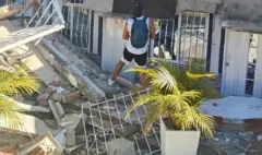 Policías viven el drama de servir y proteger mientras reconstruyen sus viviendas afectadas por el terremoto y los recientes vendavales en el Valle