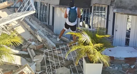 Policías viven el drama de servir y proteger mientras reconstruyen sus viviendas afectadas por el terremoto y los recientes vendavales en el Valle