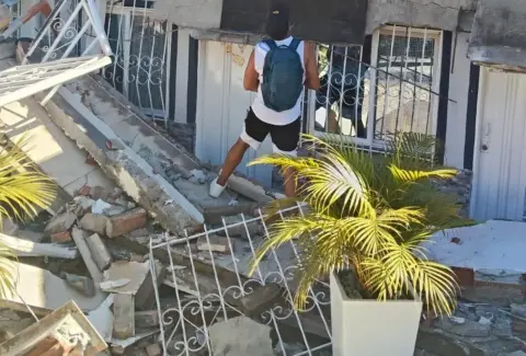 Policías viven el drama de servir y proteger mientras reconstruyen sus viviendas afectadas por el terremoto y los recientes vendavales en el Valle