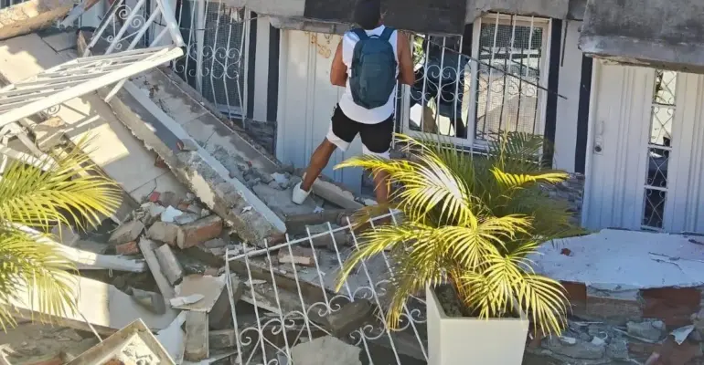 Policías viven el drama de servir y proteger mientras reconstruyen sus viviendas afectadas por el terremoto y los recientes vendavales en el Valle