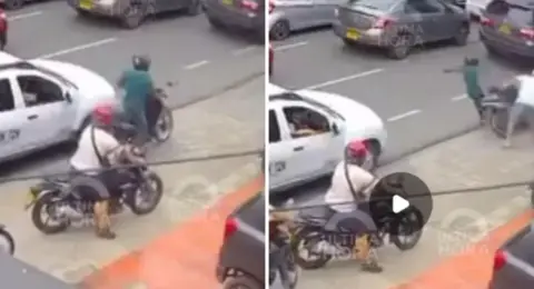 En video, un motociclista robó a una mujer y luego un ciudadano lo derribó: en el forcejeo, el hijo de la víctima del hurto recibió un disparo en Cali