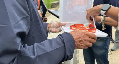 Medellín da luz verde a 61 vendedores ambulantes para trabajar legalmente durante dos años en reconocidas zonas turísticas de la ciudad