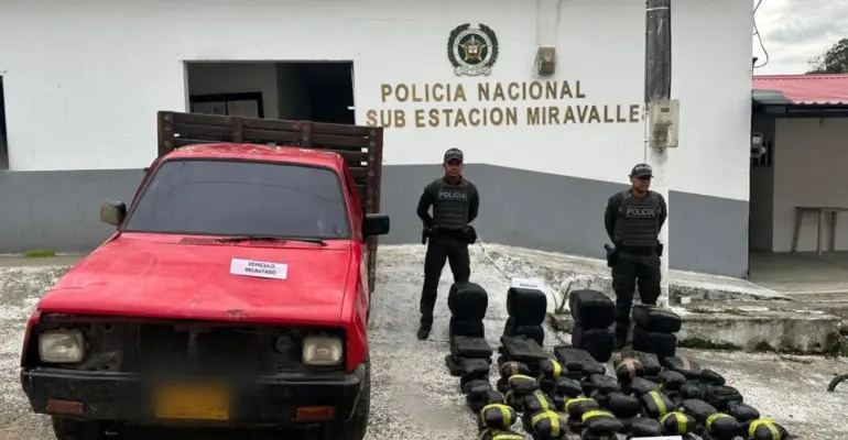 Lo que parecía el volcamiento de una camioneta reveló el transporte de 180 kilos de marihuana en el norte del Valle