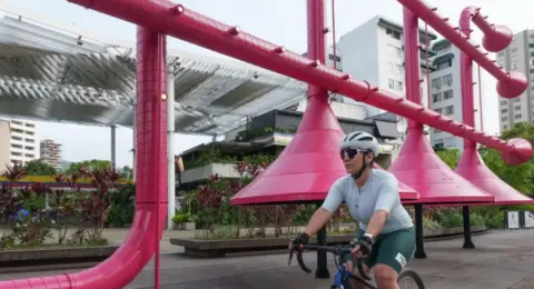 Polémica | ¿Por qué el monumento Las Trompetas de Niche está pintado de color rosado? La Alcaldía de Cali anunció investigación