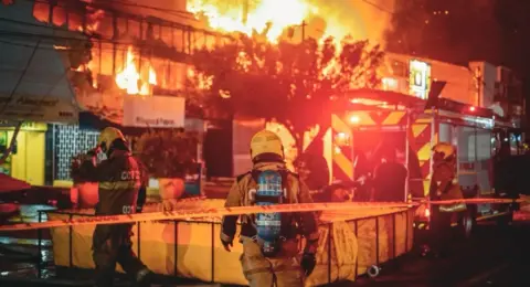 Incendio en Cartagena consumió una ferretería, una bodega de productos químicos y un almacén de grandes superficies