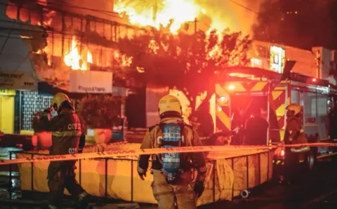 Incendio en Cartagena consumió una ferretería, una bodega de productos químicos y un almacén de grandes superficies