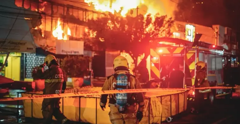Incendio en Cartagena consumió una ferretería, una bodega de productos químicos y un almacén de grandes superficies